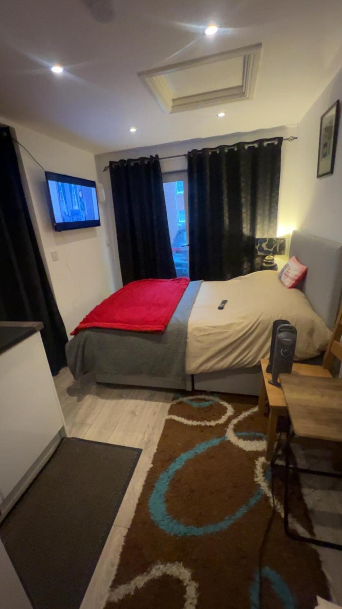 Cozy Small Studio Peterborough Bagian luar foto